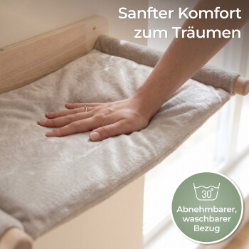 Hand auf weichem grauem wandmontiertem Katzenliegeplatz; Texte: 'Sanfter Komfort zum Träumen' und 'Abnehmbarer, waschbarer Bezug'