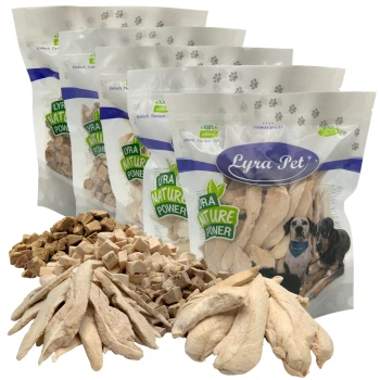 Lyra Pet Nature Power Hundeleckerlis: fünf Tüten, Haufen getrockneter Hühnerstreifen und -würfel; Verpackung zeigt zwei Hunde.