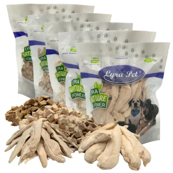 Lyra Pet Nature Power Hundeleckerlis: fünf Tüten, Haufen getrockneter Hühnerstreifen und -würfel; Verpackung zeigt zwei Hunde.