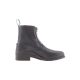 Schwarzer Reitstiefel mit glattem Lederfinish, Schnürung vorne und robustem Absatz, vor einem weißen Hintergrund präsentiert.