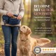 Eine Person mit einer blauen Bauchtasche hält Hundeleckerlis, ein Smartphone, Schlüssel, einen Tennisball und eine Leine. Der Text oben lautet "ALLES, WAS DU BRAUCHST, IN EINEM DREH GESPEICHERT."