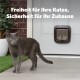 Eine graue Katze verlässt eine PetSafe Mikrochip-Tür in einer weißen Tür, mit blauem Text über Mikrochipmerkmale und Schlossoptionen.