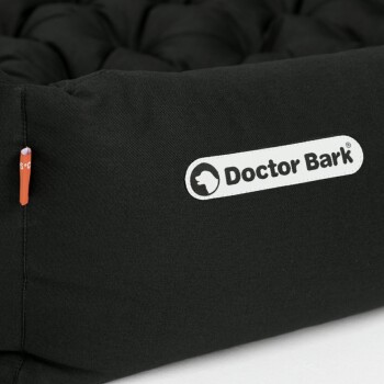 Schwarzes Hundebett von Doctor Bark, maschinenwaschbar bis 95°C, trocknergeeignet, mit dem Text: "Einfach das Hundebett in die Waschmaschine."