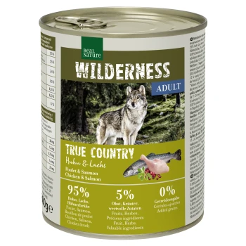 WILDERNESS Adult True Country, Huhn und Lachs 6x800 g Dosen-Hundefutter mit der Aufschrift 'Wilderness Adult True Country', das einen Wolf vor einem Waldhintergrund zeigt, mit 95% Huhn und Lachs als Zutaten.
