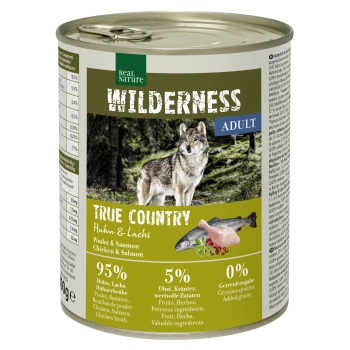 Dosen-Hundefutter mit der Aufschrift 'Wilderness Adult True Country', das einen Wolf vor einem Waldhintergrund zeigt, mit 95% Huhn und Lachs als Zutaten.