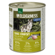Dosen-Hundefutter mit der Aufschrift 'Wilderness Adult True Country', das einen Wolf vor einem Waldhintergrund zeigt, mit 95% Huhn und Lachs als Zutaten.