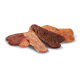 Verschiedene Haustierleckereien in verschiedenen Formen und Farben, darunter braun, orange und beige, auf einem weißen Hintergrund angeordnet.