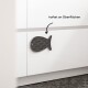 Ein schwarzer fischförmiger Magnet, der an einer weißen Schublade haftet, mit dem Text "haftet an Oberflächen," der darauf hinweist.