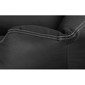 Nahaufnahme einer Ecke eines schwarzen Leder-Hundebetts mit weißen Nähten, die seine Textur und Designdetails zeigt.