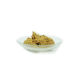 Eine Glasschüssel mit einem Haufen brauner Haustierfutterpaste, vor einem weißen Hintergrund platziert.