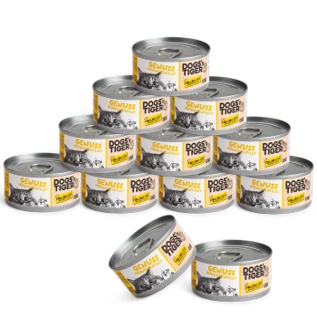 Katzenassfutter Genuss 12x70 g Stapeln von Dosen Hundefutter mit der Aufschrift "DOGSnTIGER GENUSS HÜHNENFILET" mit einer verspielten Katzen-Grafik, die ein gelb-weißes Design zeigt.