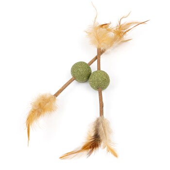 Ein Haustierspielzeug mit zwei grünen, strukturierten Bällen auf einem Holzstab, geschmückt mit weichen, flauschigen Federn an jedem Ende.