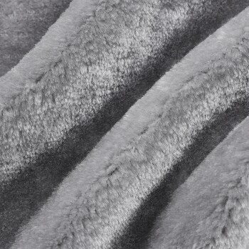 Weiche graue Haustierdecke mit plüschiger Textur, mit abwechselnden hellen und dunklen Streifen.