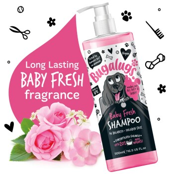 Bugalugs Baby Fresh Shampoo-Flasche mit einem rosa Etikett, Cartoon-Hund, Blumen und Hinweisen zu seiner veganen, parabenfreien Formel.