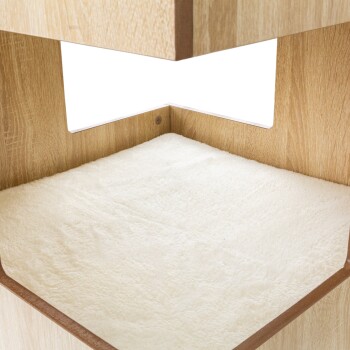 Holz-Haustierbett mit einem weichen, cremefarbenen Fleece-Kissen, mit einem offenen Raum für einfachen Zugang.