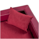 Rotes Haustierbett mit einem plüschigen Kissen, das eine strukturierte Oberfläche und einen kontrastierenden Rand aufweist, vor einem schwarzen Hintergrund.