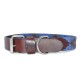 Ein stilvolles Hundehalsband mit einem braunen Lederaußenmaterial und einem blauen und braunen gemusterten Stofffutter, komplett mit einem silbernen Schnallen- und D-Ring.