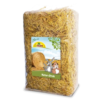 Eine durchsichtige Tüte mit Stroh, mit einem bunten "JR FARM Natur-Stroh"-Etikett, das einen Hasen und ein Meerschweinchen auf einer Wiese zeigt.