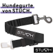 Schwarzes Hundesicherheitsgeschirr von STUCH, mit einem stabilen Clip und einem Markenlabel. Der Text lautet "Hundegurte von STUCH."