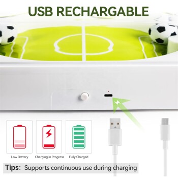 Weiße USB-wiederaufladbare Haustierbrunnen mit grünem Spielfeld und Fußball-Schwimmern, USB-Anschluss sichtbar und Text 'USB RECHARGABLE'