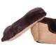 Ein gemütliches Haustierbett mit einem abnehmbaren braunen Plüschoberteil, das eine weiche beige Basis und eine abgerundete Form hat, ideal für kleine Tiere.