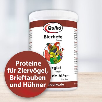 Quiko Bierhefe-Proteinergänzung für Vögel, mit bunten Vogelillustrationen und einem Etikett mit der Aufschrift "Proteine für Ziervögel, Brieftauben und Hühner."