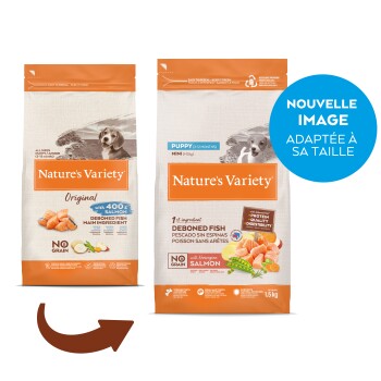 Deux sacs de nourriture pour chiots Nature's Variety (ancien et nouveau), étiquetés 'Nature's Variety', 'Deboned Fish', 'No Grain', badge bleu 'Nouvelle Image'.