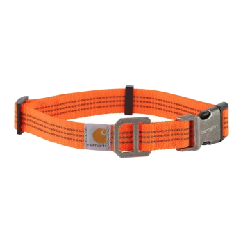 Helle orangefarbene Haustierhalsband mit schwarzen Akzenten und einer Metallschnalle, mit einem Carhartt-Logoanhänger.