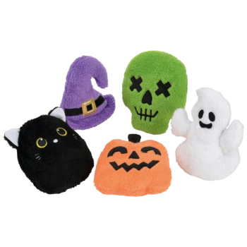 Set aus fünf Halloween-Themen Plüschspielzeugen für Haustiere, darunter eine schwarze Katze, ein lila Hexenhut, ein grüner Schädel, ein orangefarbener Kürbis und ein weißer Geist.