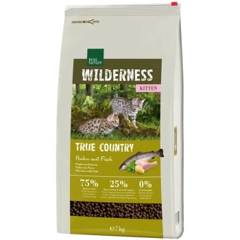 Ein 2 kg Sack Real Nature Wilderness Kittenfutter mit verspielten Kätzchen, beschriftet mit "TRUE COUNTRY" und "Huhn mit Fisch" (75% Huhn & Fisch).