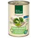 Dosen-Hundefutter mit der Aufschrift "Real Nature Original" mit Kalbfleisch und Brokkoli, das Superfoods wie Brokkoli und Oregano hervorhebt.