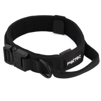Schwarzes Haustierhalsband mit verstellbarem Riemen und Kunststoffschnalle, mit einem 'Pettec'-Logo an der Seite.