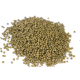 Nahaufnahme eines Haufens kleiner, runder, grünlich-brauner Haustierfutterpellets auf einem weißen Hintergrund.