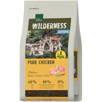 Beutel Real Nature Wilderness Junior Hundefutter, Pure Chicken, zeigt Wolfswelpen und Hühnerstücke, mit der Angabe 60% 40% 0%.