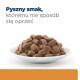 Biała miska wypełniona wilgotnymi, brązowymi granulkami karmy dla zwierząt, z towarzyszącym tekstem "Pyszny smak, któremu nie sposób się oprzeć" w niebieskim i szarym.