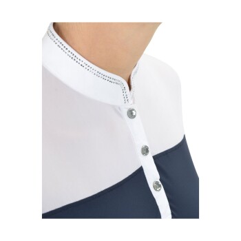 Nahaufnahme eines stilvollen Hemdes mit einem weißen Kragen mit Strassdetails und navyblauem Stoff, das dekorative Knöpfe zeigt.