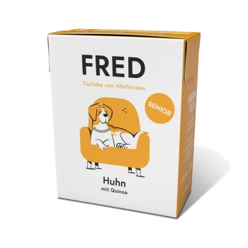 Karton mit Hundefutter, beschriftet mit 'FRED', mit einem cartoonhaften Hund auf einer Couch, mit dem Text 'Huhn mit Quinoa' und 'SENIOR.'