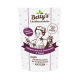 Die Verpackung von Betty's Landhausküche Katzenfutter zeigt einen Koch und beschriftet mit "Känguru pur mit Bonretschöl & Taurin", "Mono-Protein" und "Extra viel Fleisch."