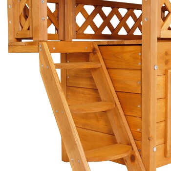 Holzhaustierhaus mit einer Treppe, die zu einer erhöhten Plattform führt, mit einem Gitterdesign im oberen Bereich.