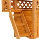 Holzhaustierhaus mit einer Treppe, die zu einer erhöhten Plattform führt, mit einem Gitterdesign im oberen Bereich.