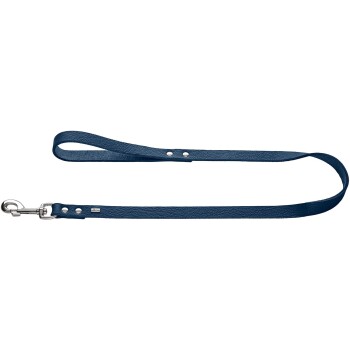 Eine blaue Leder-Hundeleine mit einem Metallclip an einem Ende und dekorativen Nieten entlang ihrer Länge, vor einem weißen Hintergrund präsentiert.