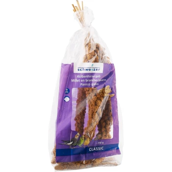 Un sac transparent contenant des bâtonnets de millet jaunes pour oiseaux, étiqueté "schweizer" avec du texte en plusieurs langues, présentant des images de divers oiseaux.