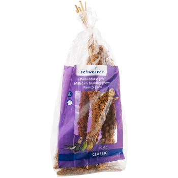 Eine transparente Tasche mit gelben Hirse-Sticks für Vögel, beschriftet mit "schweizer" und Text in mehreren Sprachen, mit Bildern verschiedener Vögel.