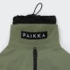 Grüne und schwarze Haustierjacke mit Reißverschluss und „PAIKKA“-Etikett am Kragen, für den Außeneinsatz konzipiert.