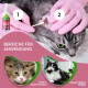 Mit Handschuhen gereinigtes Katzenohr mit Wattestäbchen, Flasche beschriftet 'Ohrenpflege für Katzen' und Text 'Bereiche für Anwendung'.