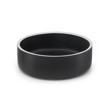 Eine schlanke, moderne schwarze Hundenapf mit einem silbernen Rand, entworfen für stilvolles Füttern.