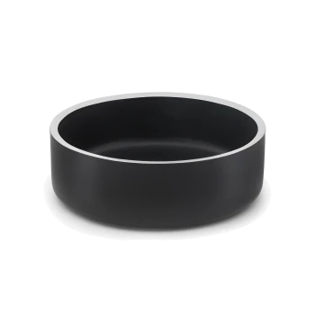 Eine schlanke, moderne schwarze Hundenapf mit einem silbernen Rand, entworfen für stilvolles Füttern.