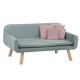 Ein stilvolles hellblaues Haustiersofa mit vier weichen rosa Kissen, mit Holzbeinen und modernem Design.