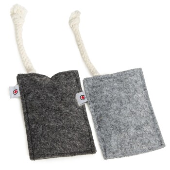 Zwei Filzhaustiere in Dunkelgrau und Hellgrau, jeweils mit einem Seilgriff, auf einem weißen Hintergrund präsentiert.