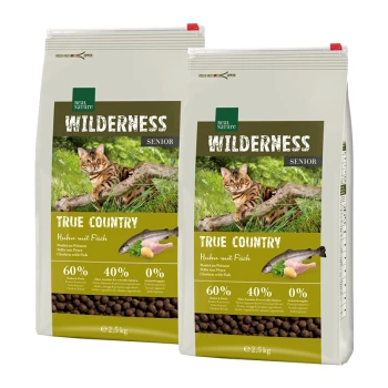Zwei Säcke Katzenfutter mit der Aufschrift "Wilderness Senior True Country", die eine Katze in einer natürlichen Umgebung zeigen, mit 60 % Fleisch- und Fischgehalt.